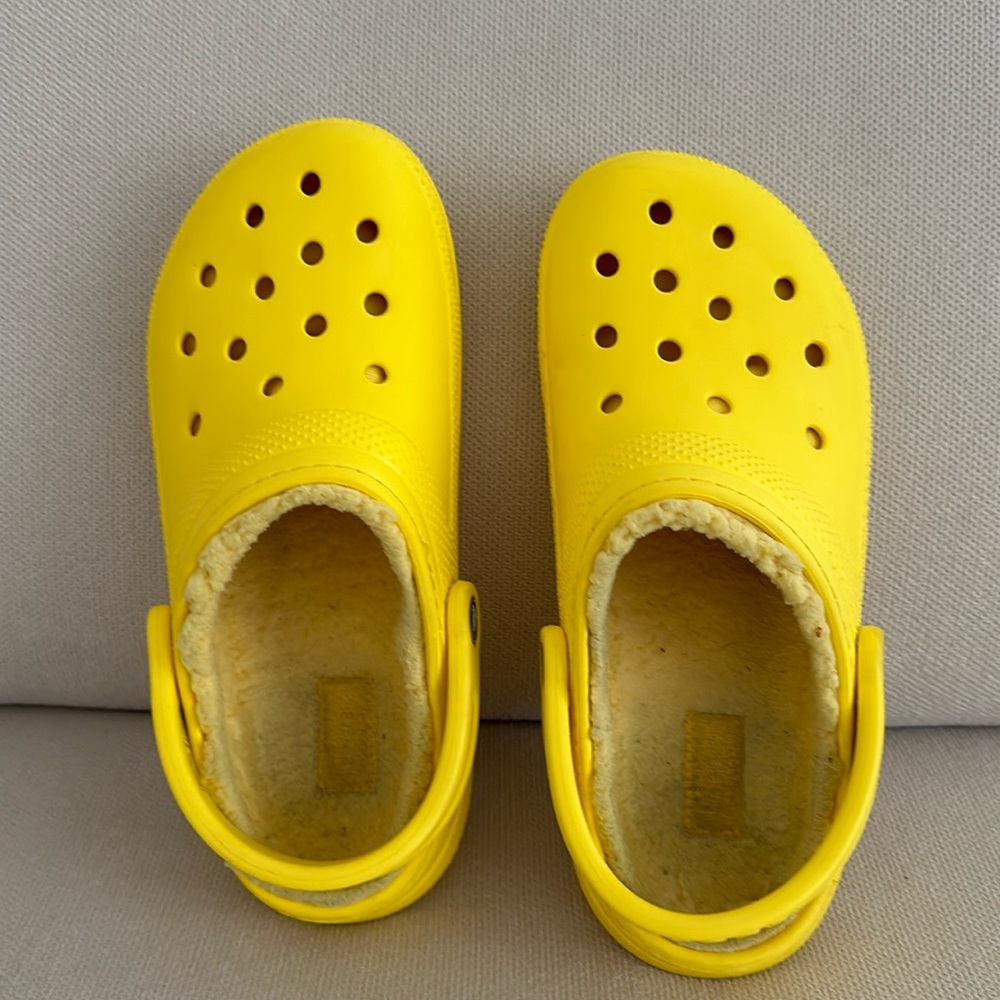 CROCS YELLOW DUAL COMFORT LINED LEMON YELLOW CLASSIC CLOGS SIZE M5 W7 - Picture 2 of 12